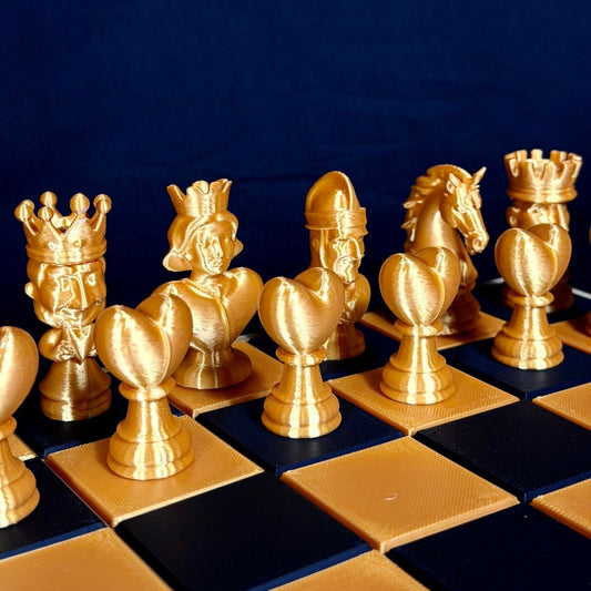 Pièces d’échecs dorées uniques au style artistique – vue de côté