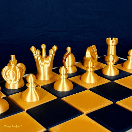 Jeu de pièces d’échecs minimalistes design doré aligné sur échiquier contemporain vue latérale