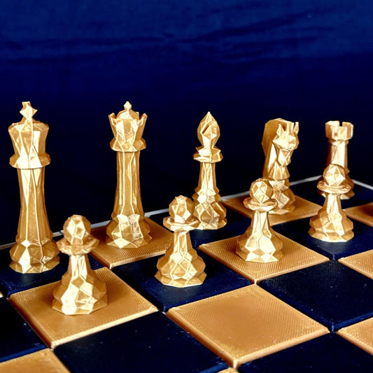 Pièces d’échecs géométriques dorées style monolith – vue de côté