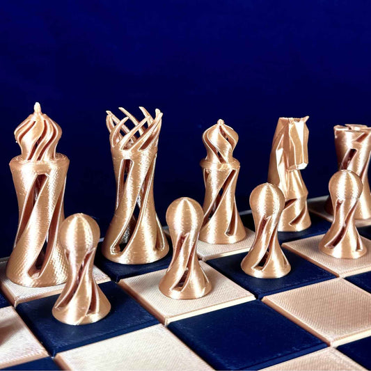 Gros plan sur des pièces d’échecs twist dorées Chess Project, révélant les courbes fluides, la texture et la finition élégante des pièces.