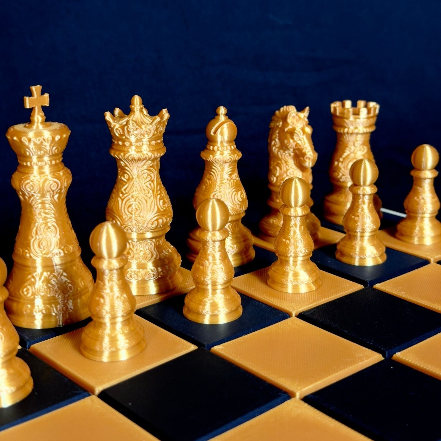 Pièces d’échecs dorées sculptées au style traditionnel – vue de côté