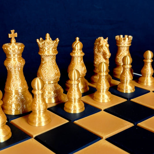 Pièces d’échecs dorées sculptées au style traditionnel – vue de côté