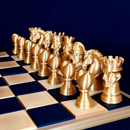 Jeu d’échecs décoratif doré premium sur échiquier noir et or – vue rapprochée