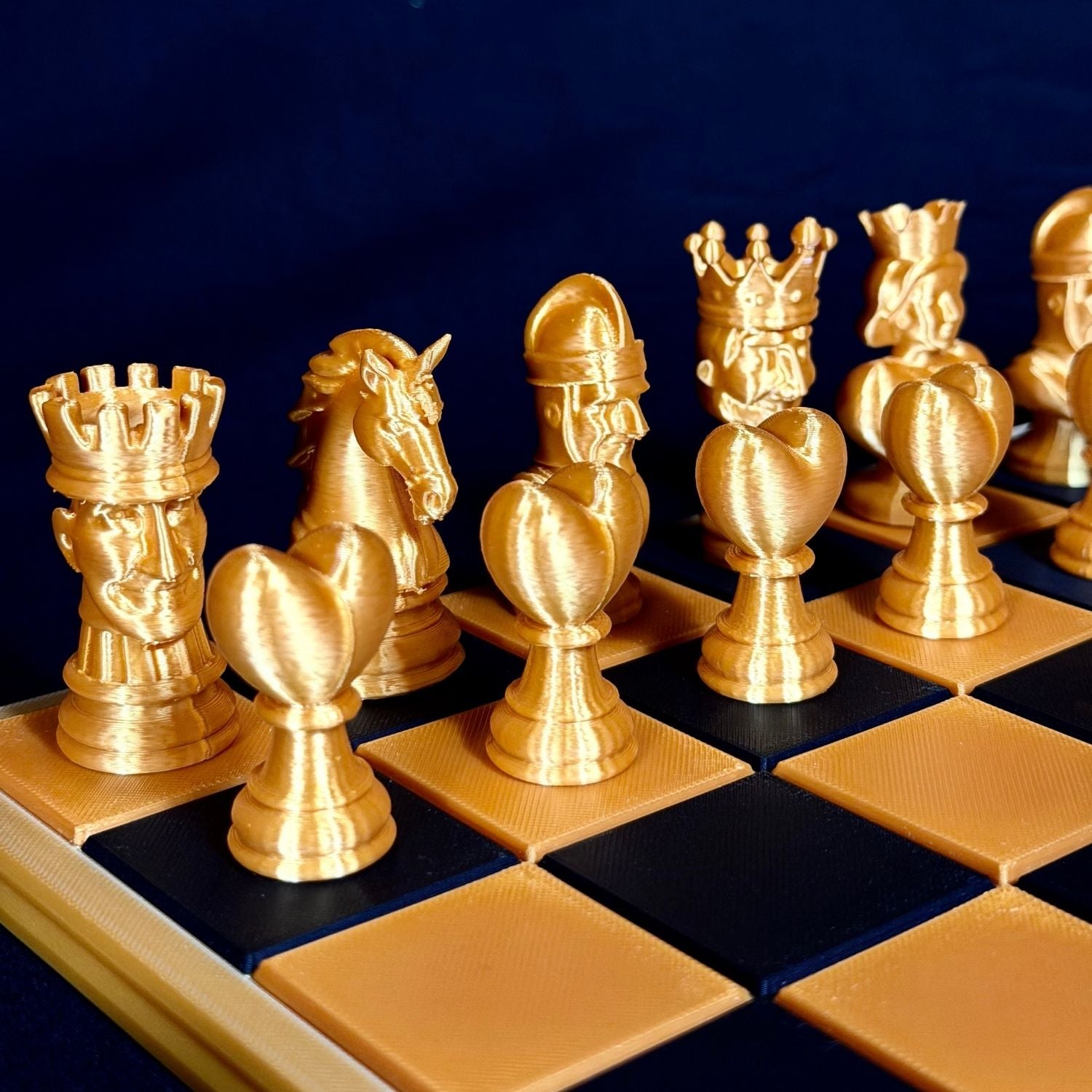 Jeu d’échecs doré design avec pions en forme de cœur – vue de face