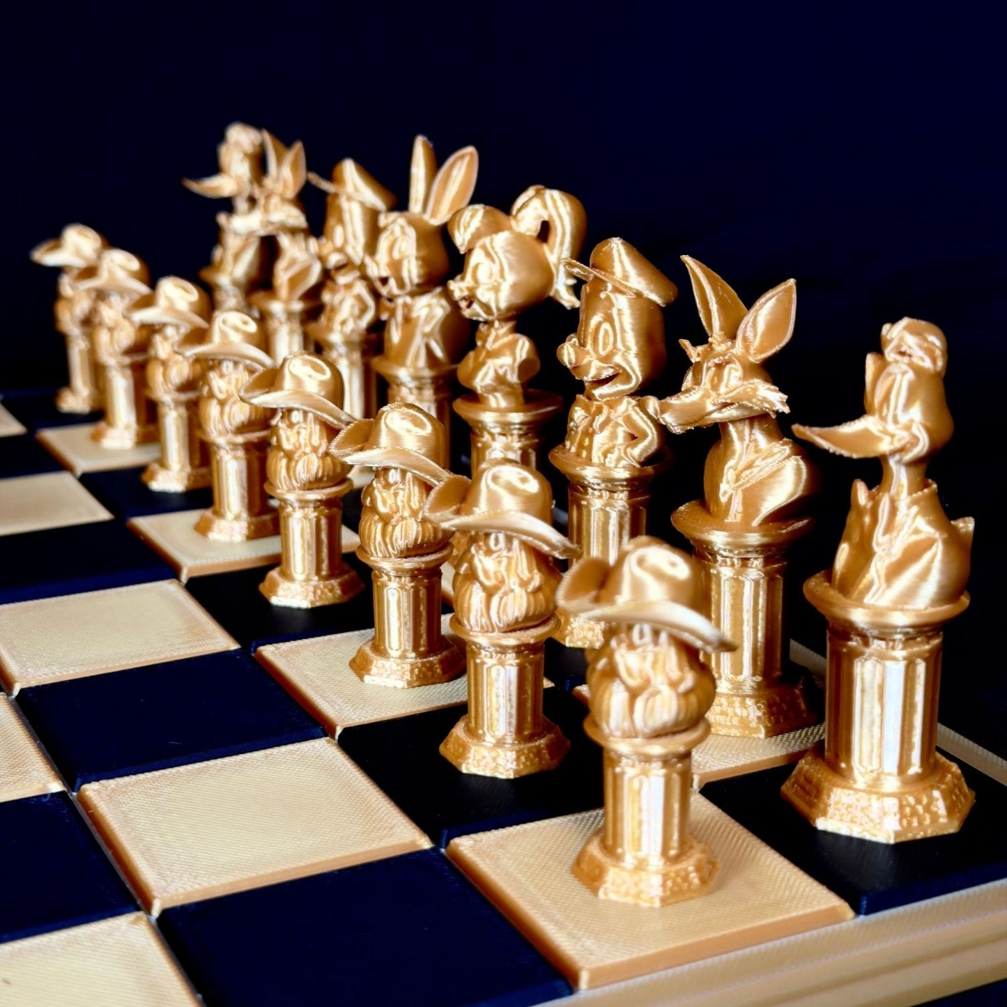 Détail des pièces d’échecs dorées cartoon artistiques – vue rapprochée