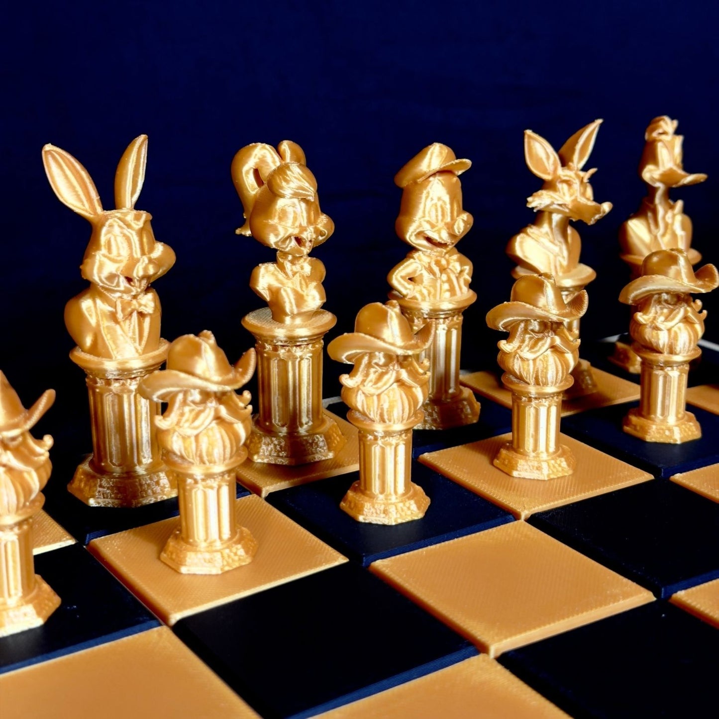 Pièces d’échecs dorées design style cartoon sur échiquier – vue de côté