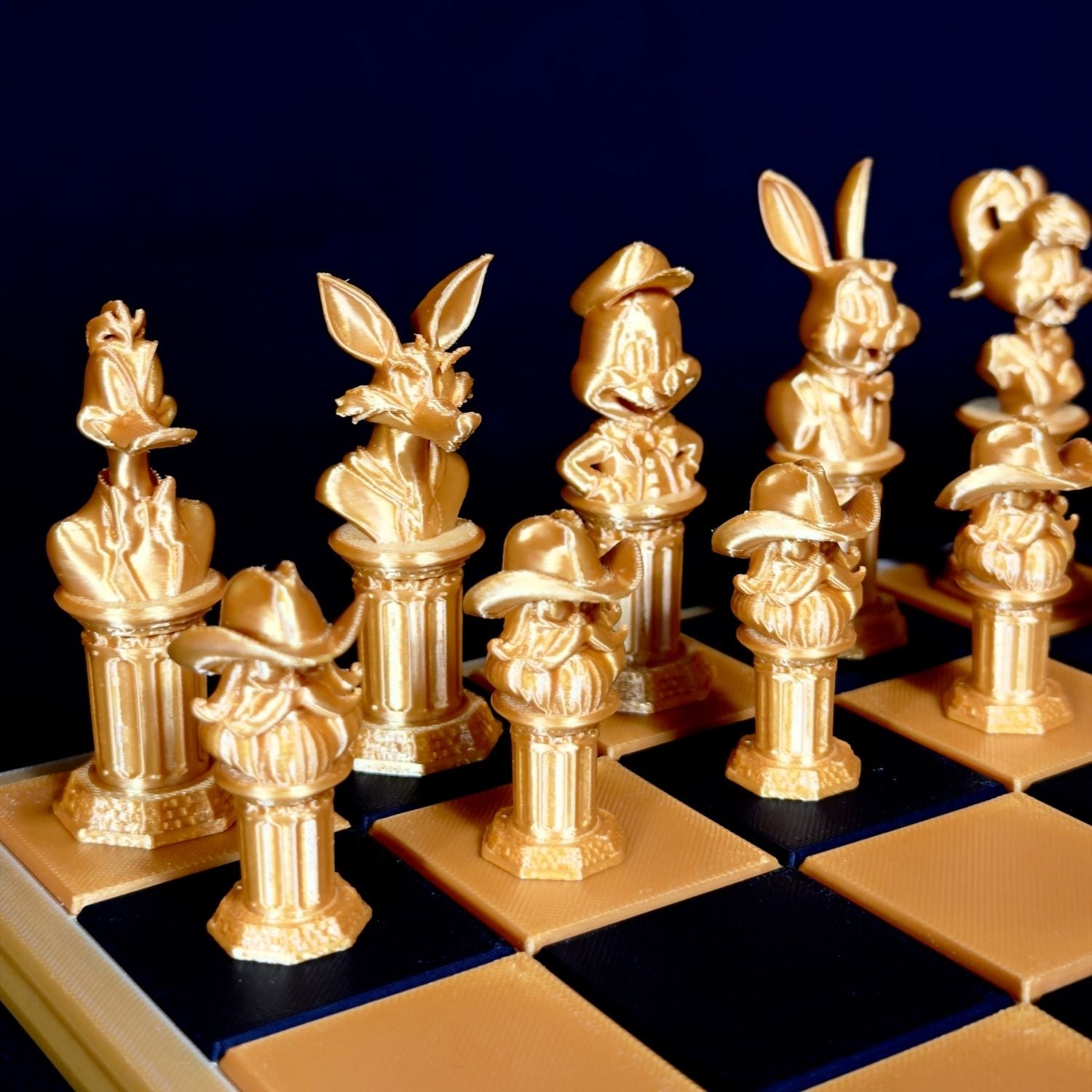 Jeu d’échecs doré cartoon avec personnages expressifs – vue de face