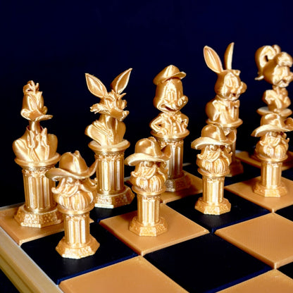 Jeu d’échecs doré cartoon avec personnages expressifs – vue de face