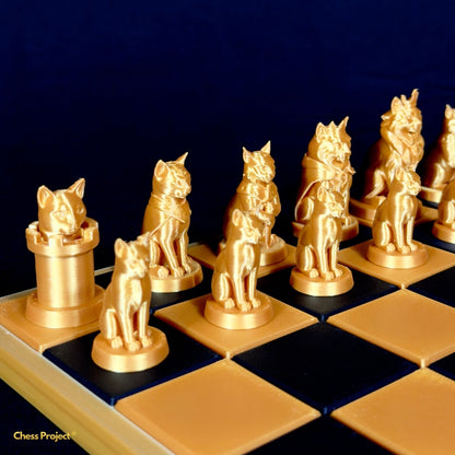 Pièces d’échecs chats dorées avec sculptures détaillées et finition brillante sur échiquier noir et or