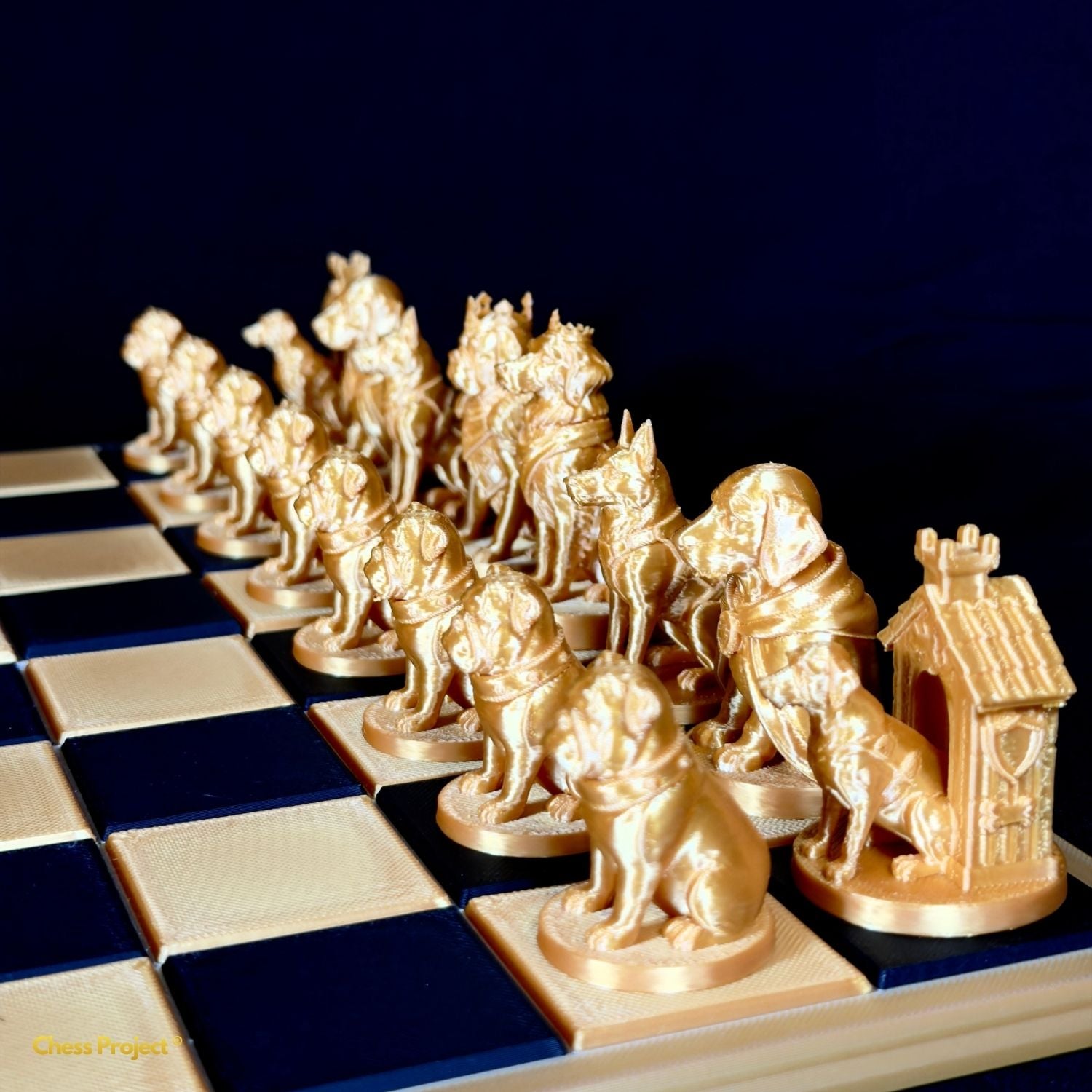 Pièces d’échecs figuratives chiens dorées disposées sur échiquier design