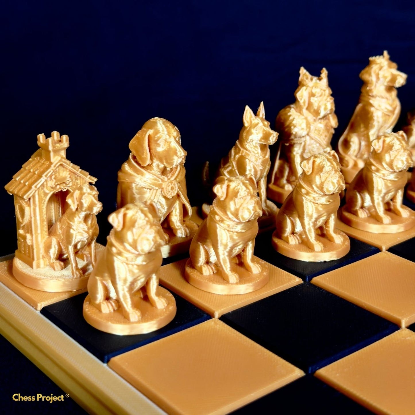 Pièces d’échecs chiens dorées avec sculptures détaillées et finition brillante sur échiquier noir et or