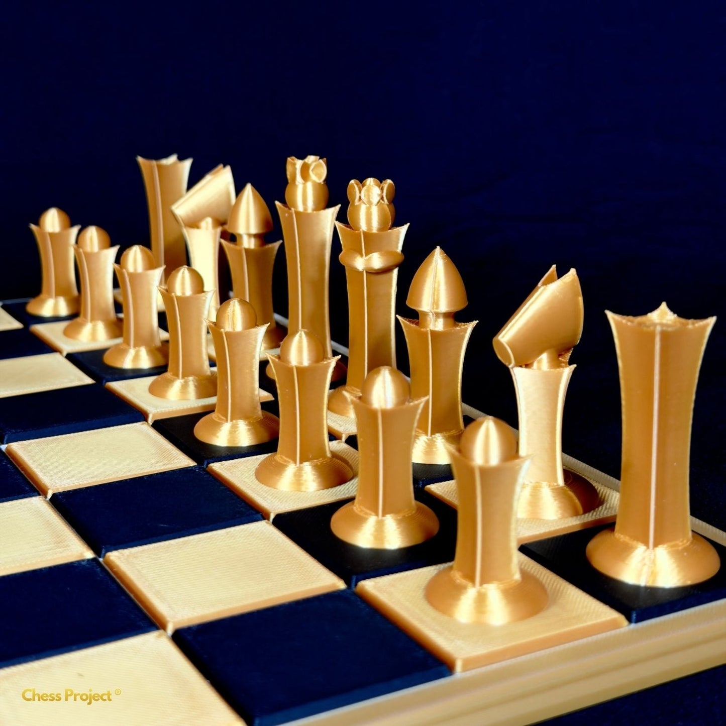 Pièces d’échecs haut de gamme dorées au style moderne disposées sur échiquier design