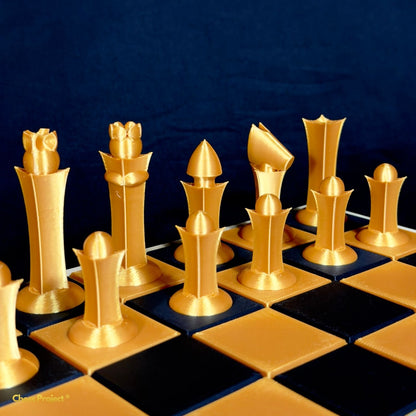 Jeu de pièces d’échecs design contemporain doré aligné sur échiquier élégant vue latérale