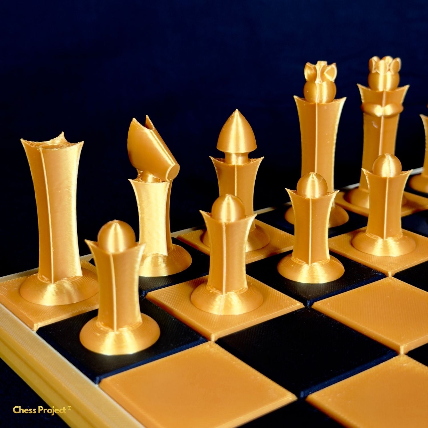 Pièces d’échecs modernes dorées avec finition brillante et design sculptural sur échiquier noir et or