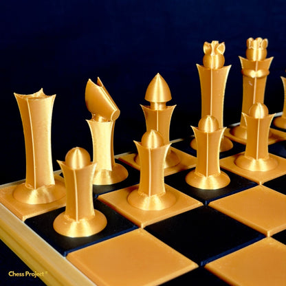 Pièces d’échecs modernes dorées avec finition brillante et design sculptural sur échiquier noir et or