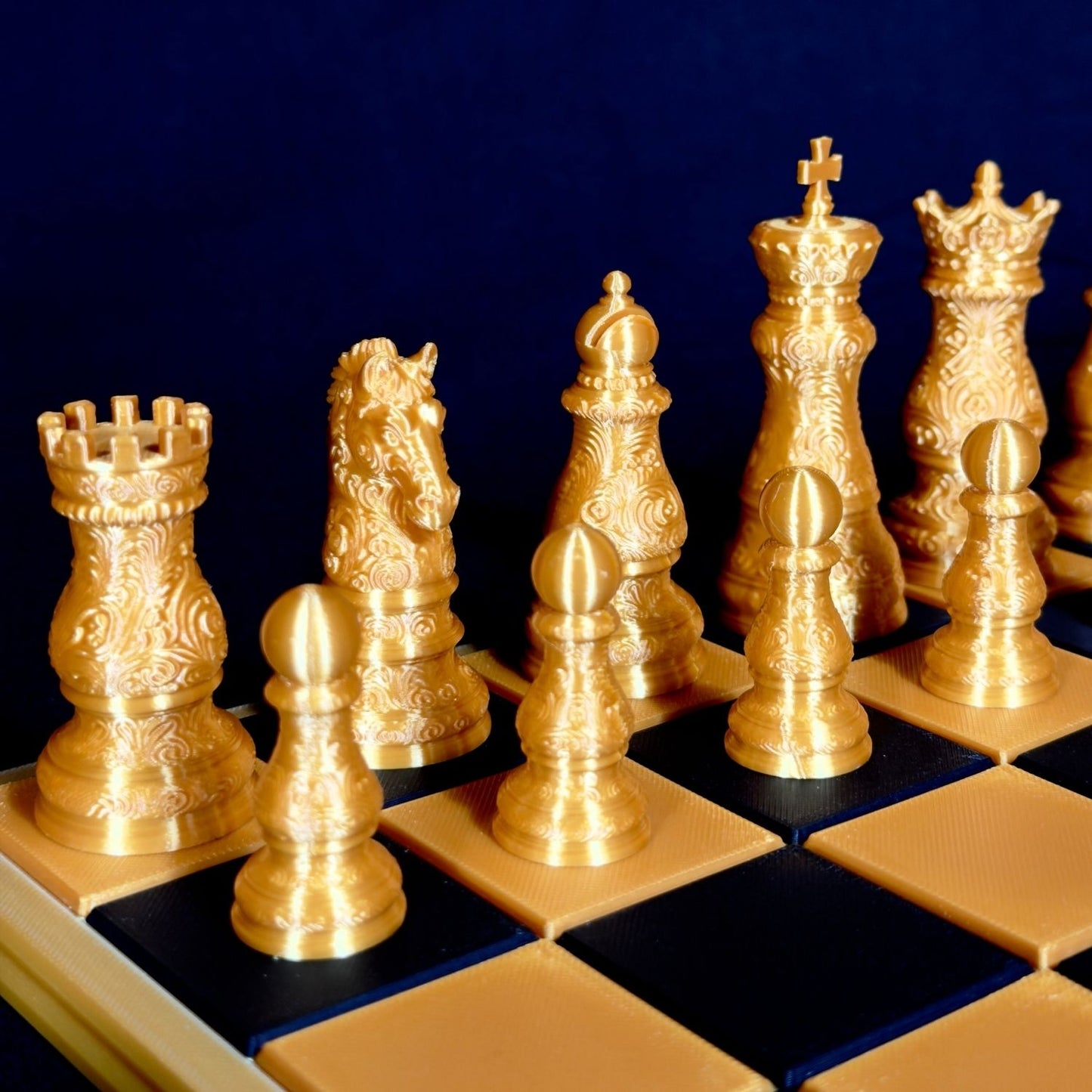 Jeu d’échecs doré classique sculpté avec pièces royales – vue de face