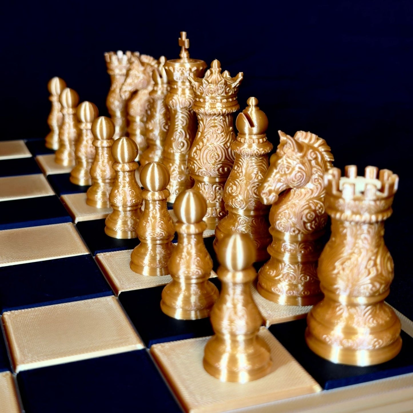 Détail des pièces d’échecs dorées classiques finement sculptées – vue rapprochée