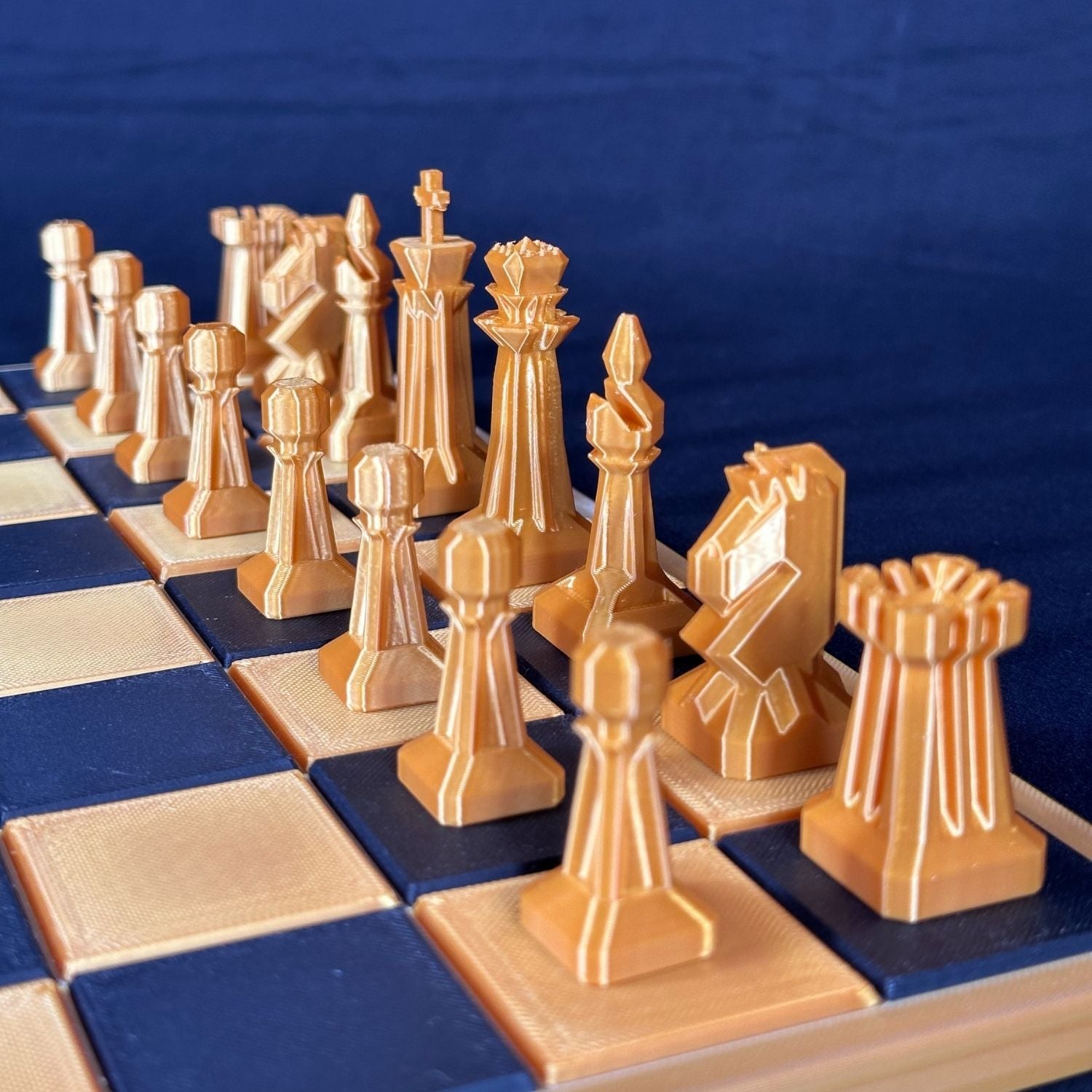 Détail des pièces d’échecs dorées design low-poly – vue rapprochée