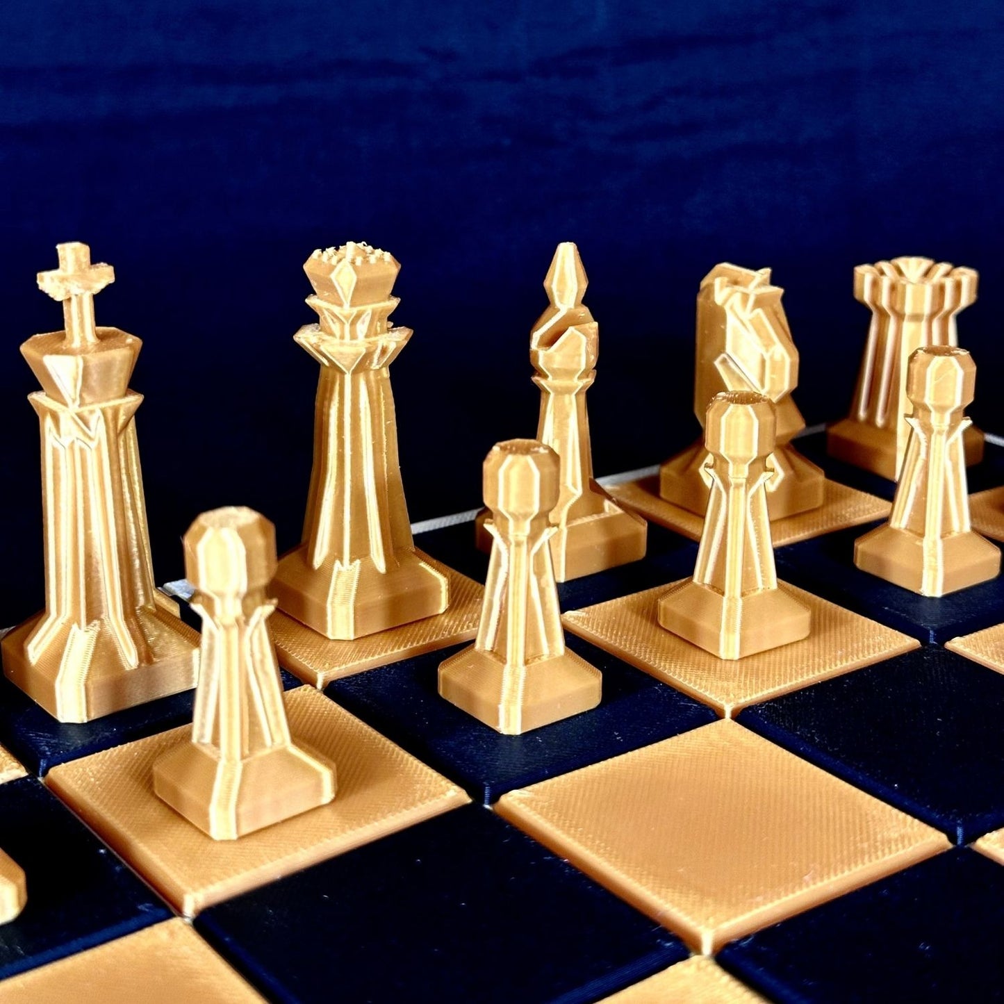 Pièces d’échecs modernes dorées aux formes géométriques – vue de côté