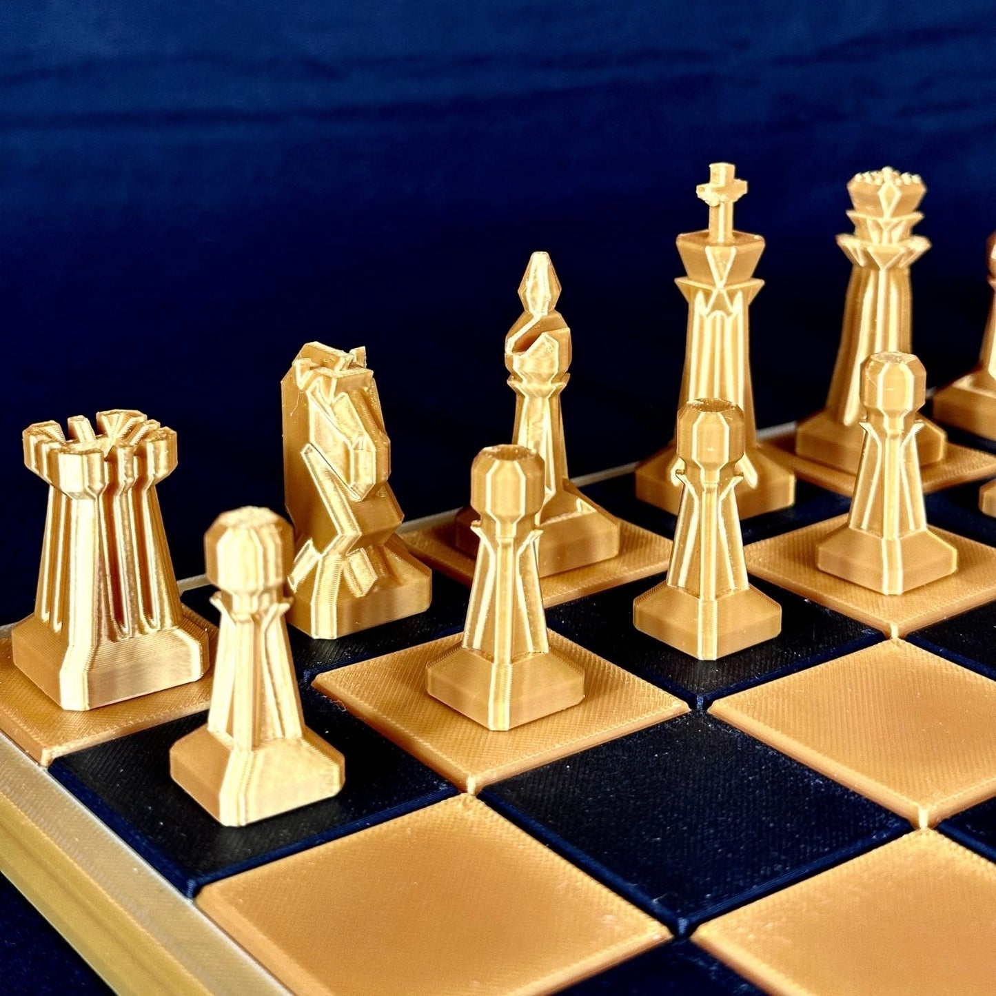 Jeu d’échecs doré design géométrique low-poly sur échiquier – vue de face