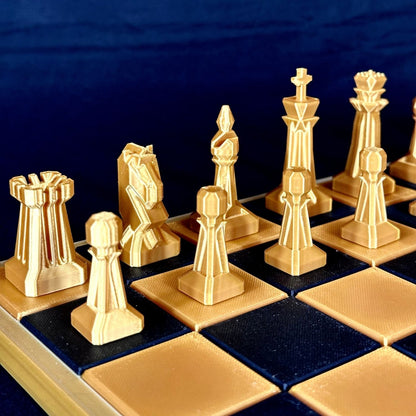 Jeu d’échecs doré design géométrique low-poly sur échiquier – vue de face