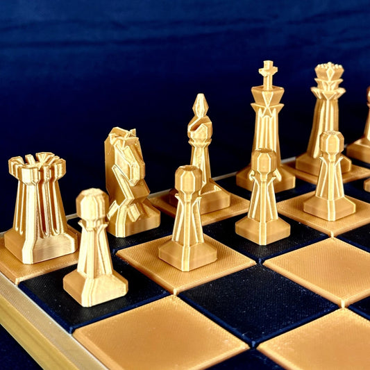 Jeu d’échecs doré design géométrique low-poly sur échiquier – vue de face