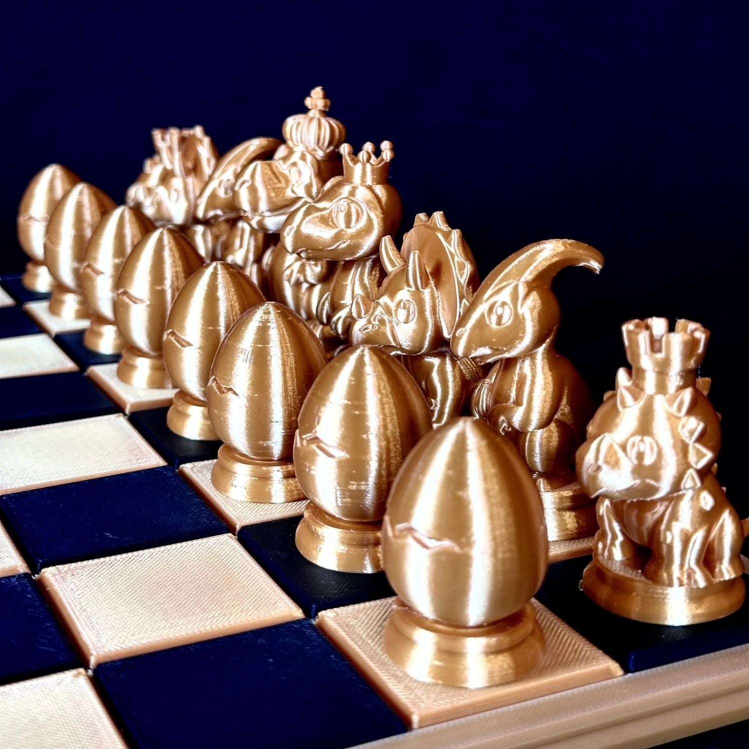 Détail des pièces d’échecs dorées dinosaures et œufs – vue rapprochée