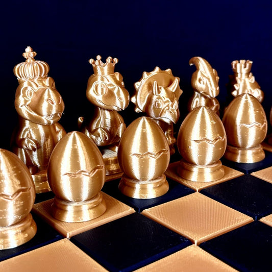 Pièces d’échecs dinosaures dorées originales sur échiquier – vue de côté