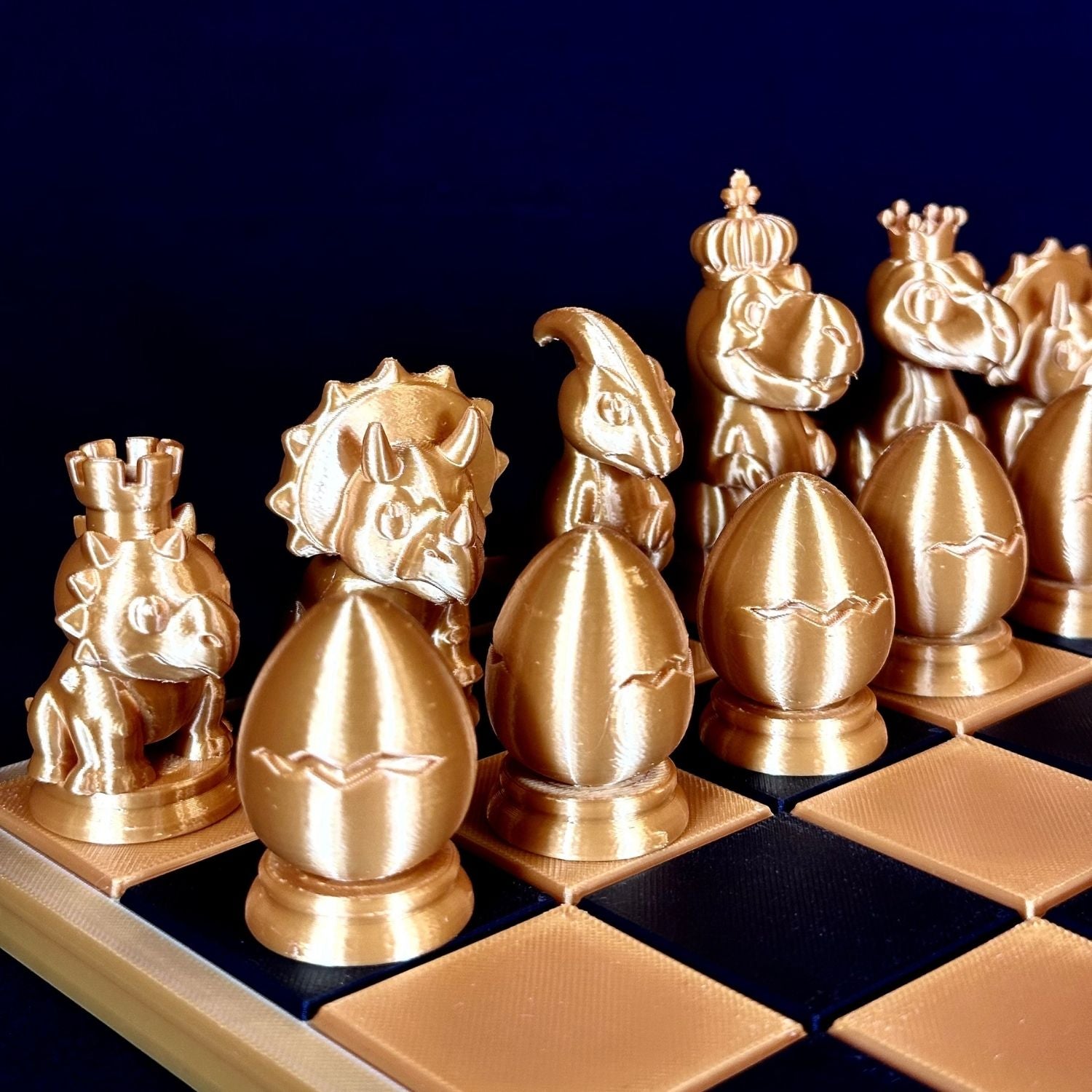 Jeu d’échecs doré dinosaures avec pions en forme d’œufs – vue de face