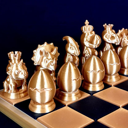 Jeu d’échecs doré dinosaures avec pions en forme d’œufs – vue de face
