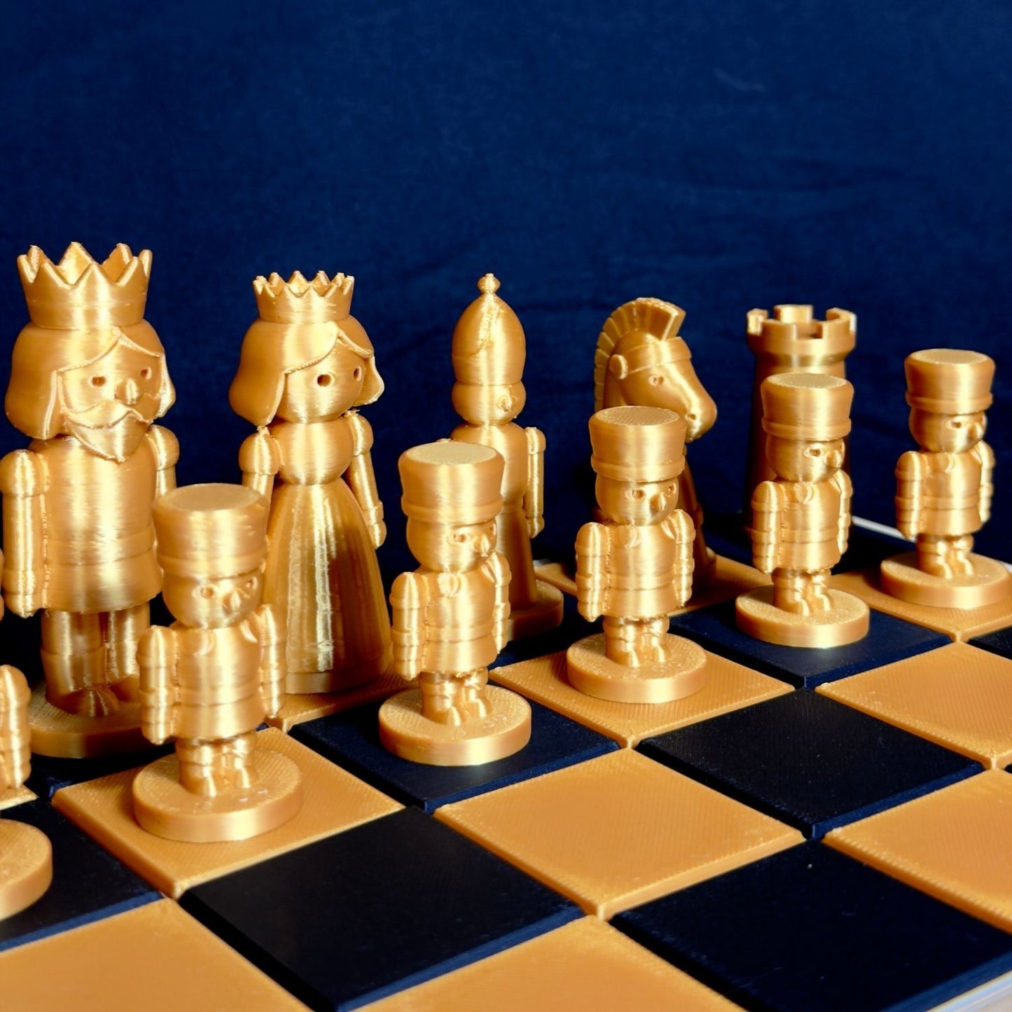 Pièces d’échecs dorées inspirées des gardes anglais – vue de côté