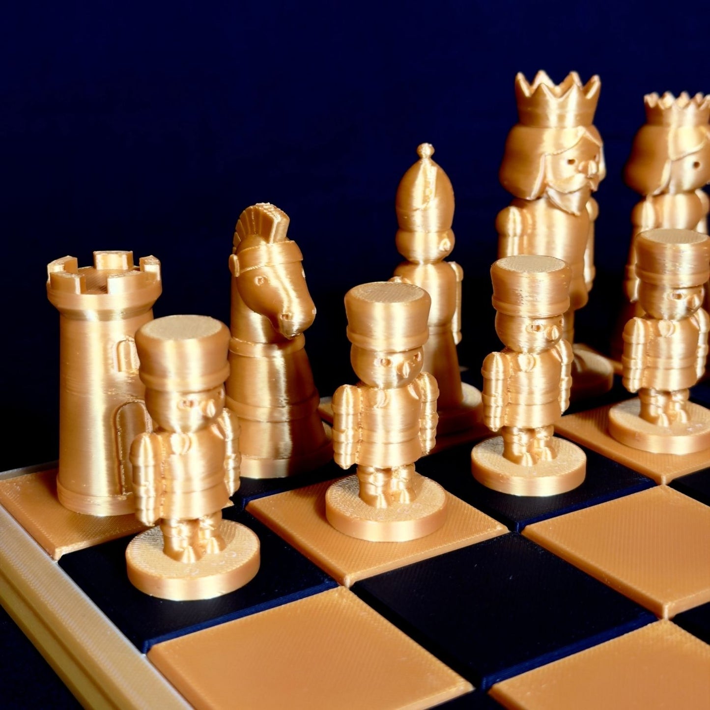 Jeu d’échecs doré gardes anglais avec soldats royaux – vue de face