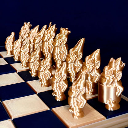 Pièces d’échecs figuratives gnomes dorées au style original disposées sur échiquier design