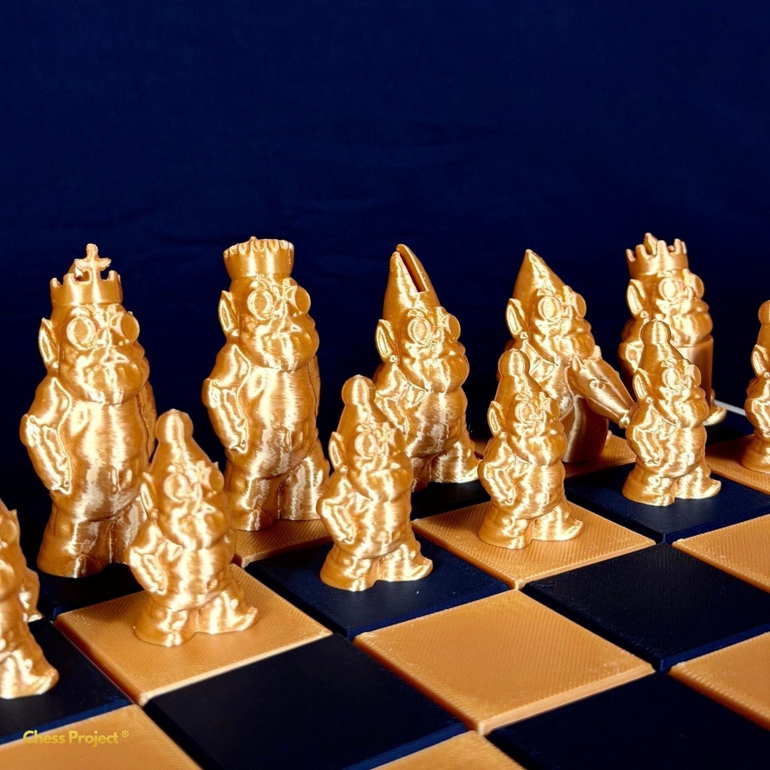 Jeu de pièces d’échecs gnomes design doré aligné sur échiquier contemporain vue latérale