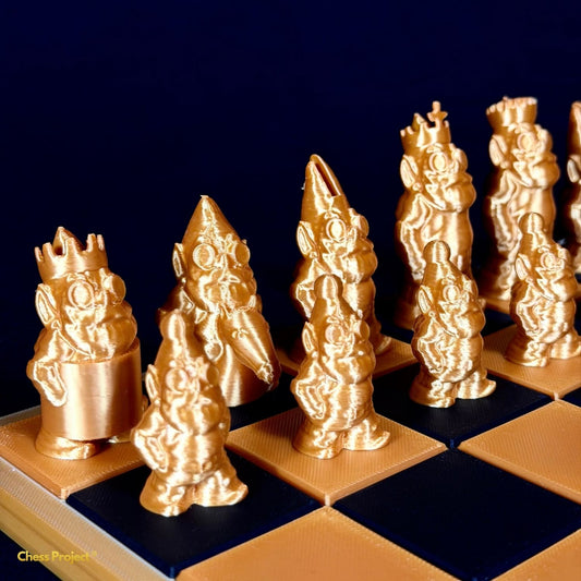 Pièces d’échecs gnomes dorées avec détails sculptés et finition brillante sur échiquier noir et or