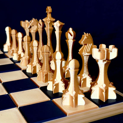 Détail des pièces d’échecs dorées gothiques finement sculptées – vue rapprochée