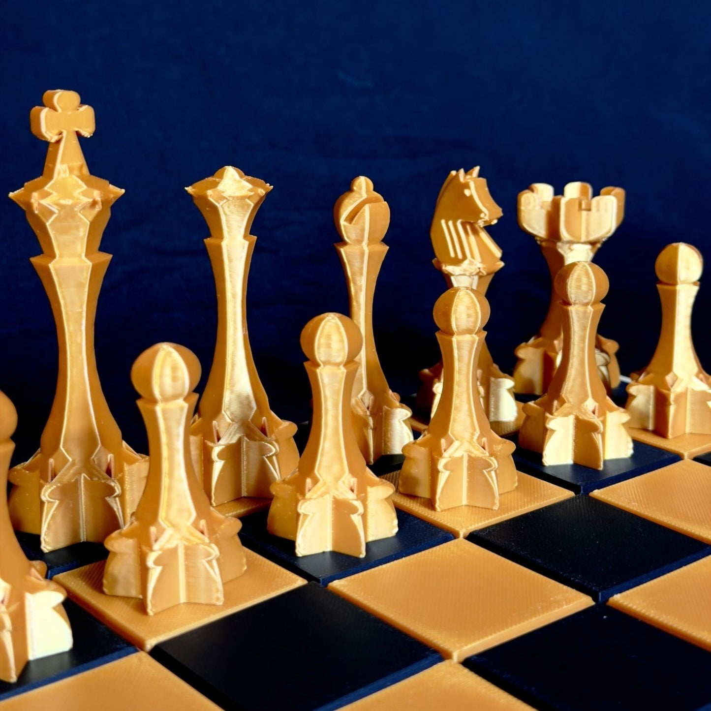 Pièces d’échecs dorées style gothique aux formes architecturales – vue de côté
