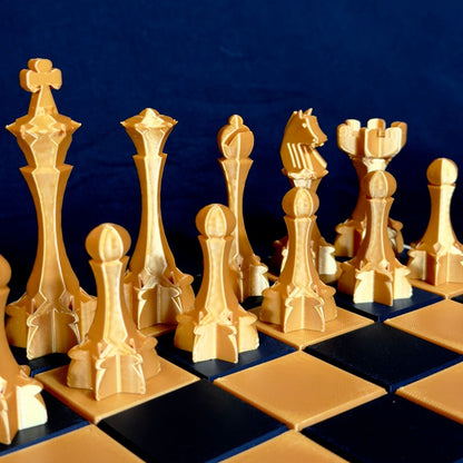 Pièces d’échecs dorées style gothique aux formes architecturales – vue de côté