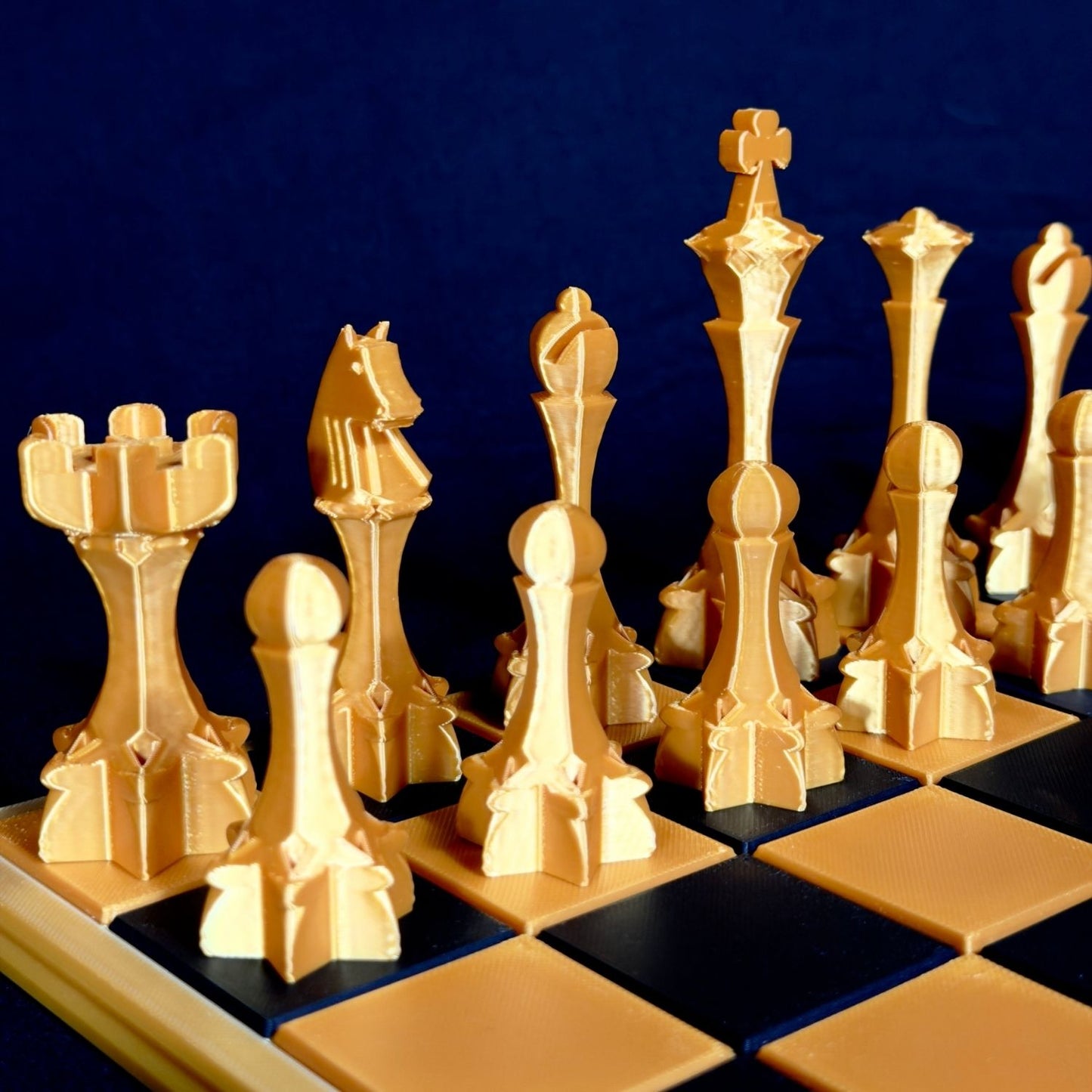 Jeu d’échecs doré gothique avec pièces médiévales sculptées – vue de face