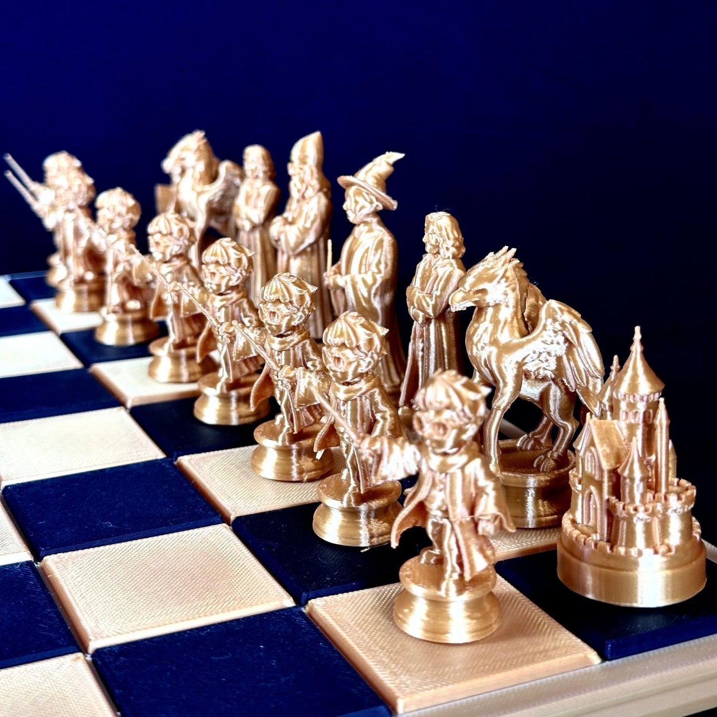 Détail des pièces d’échecs dorées univers magique – vue rapprochée
