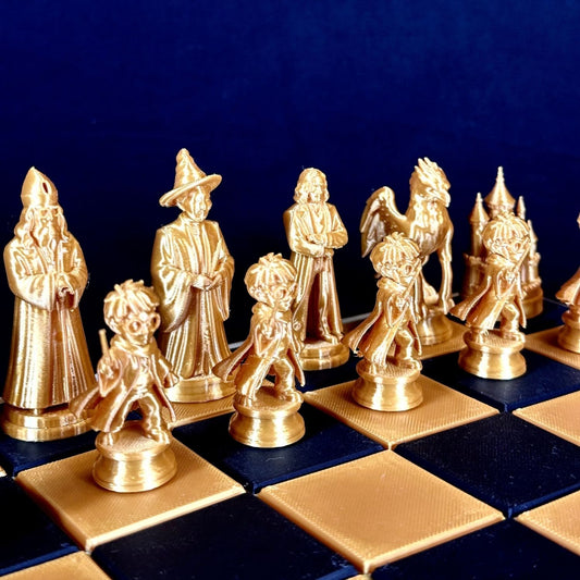 Pièces d’échecs fantasy dorées inspirées de la sorcellerie – vue de côté