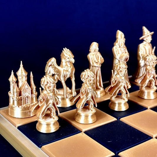 Jeu d’échecs doré univers magique avec sorciers et créatures – vue de face