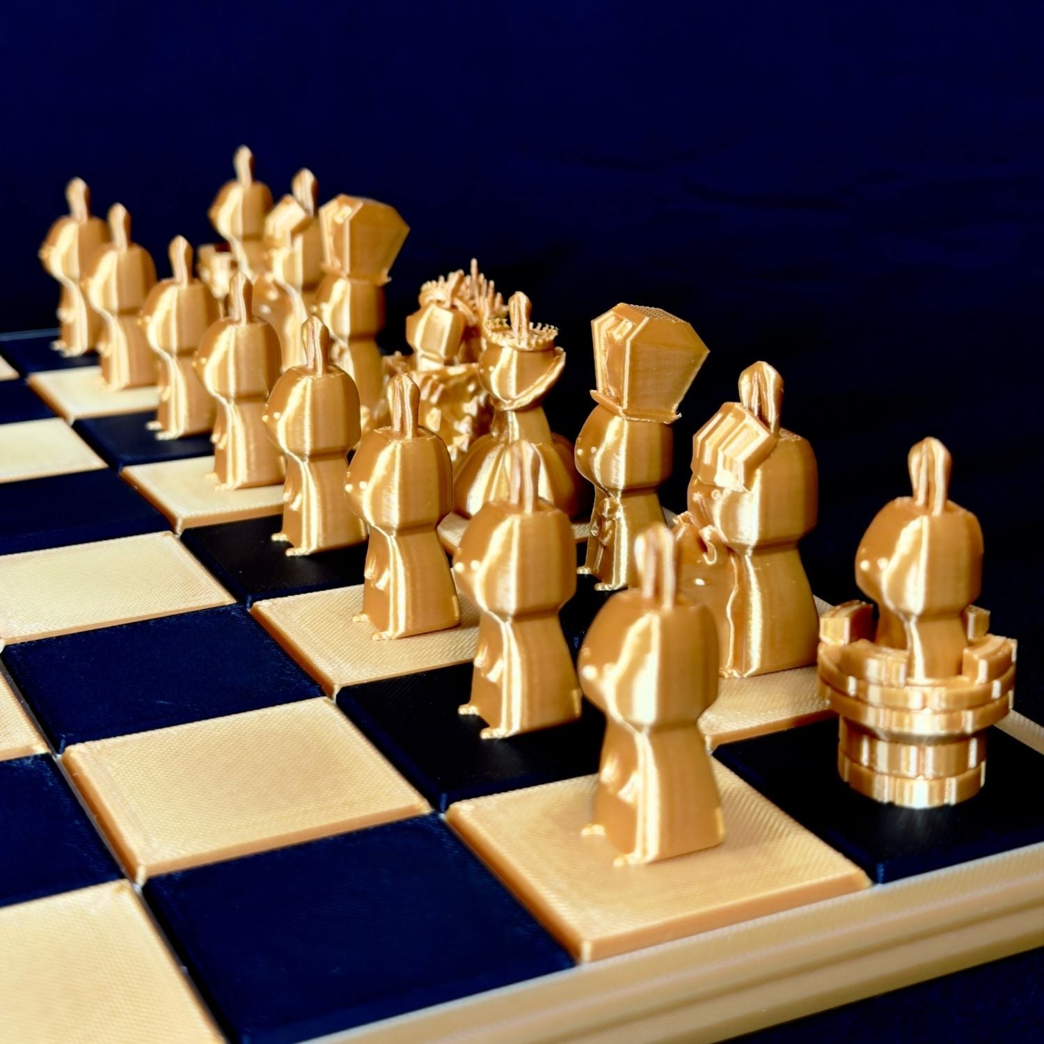 Détail des pièces d’échecs lapins dorées au design original – vue rapprochée
