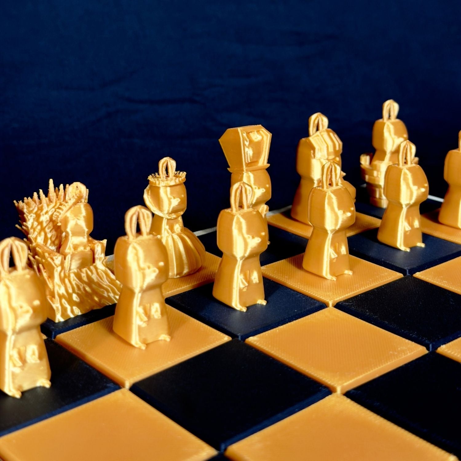 Pièces d’échecs animales lapins dorées sur échiquier – vue de côté