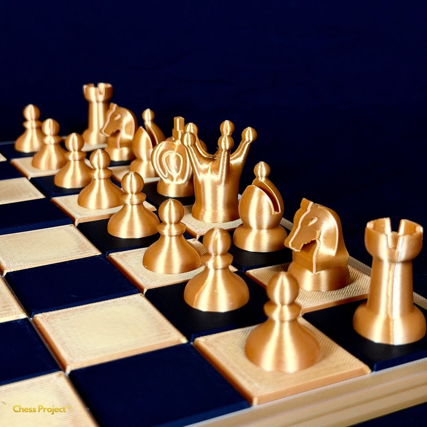 Pièces d’échecs modernes minimalistes dorées disposées sur échiquier design