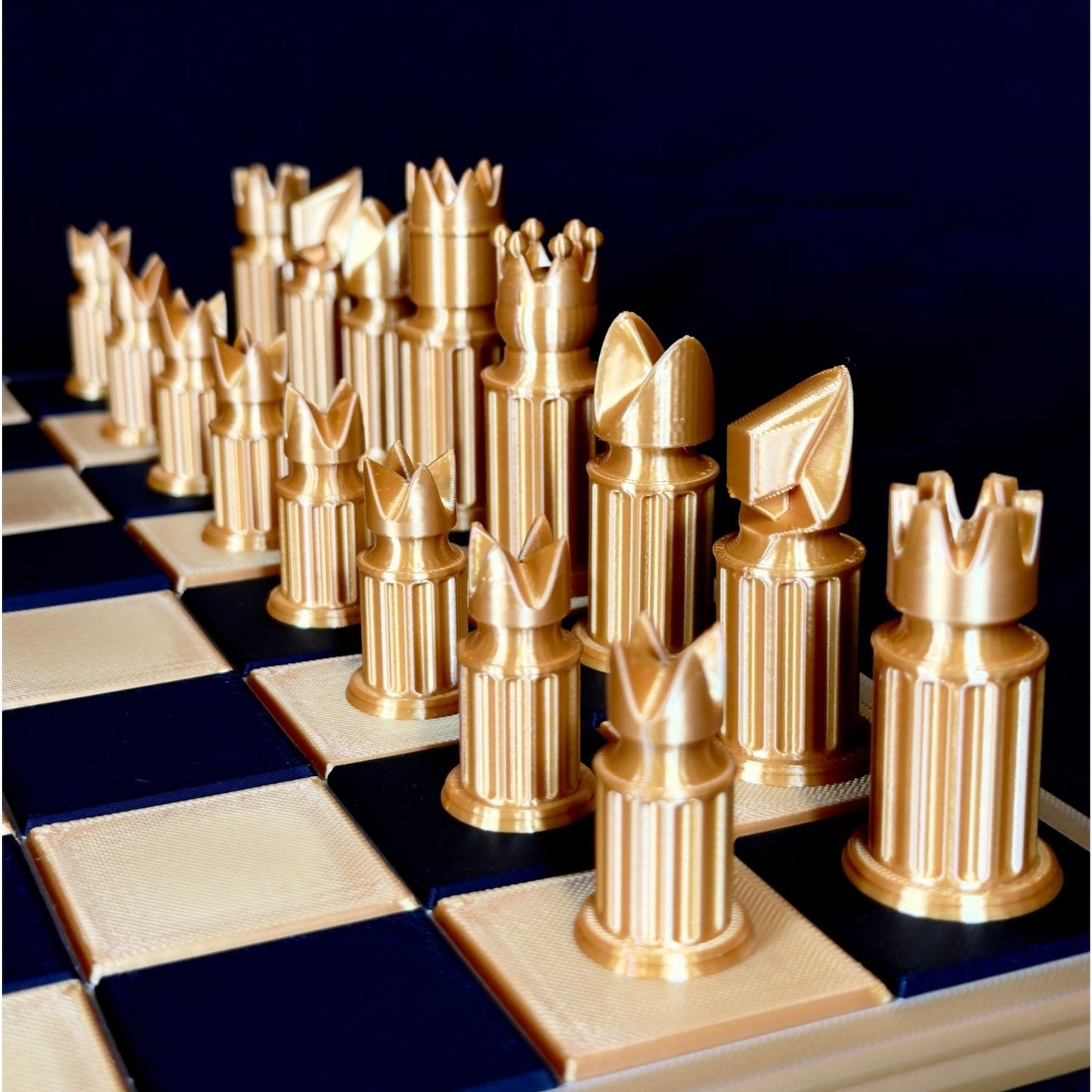 Détail des pièces d’échecs modernes minimalistes dorées – vue rapprochée