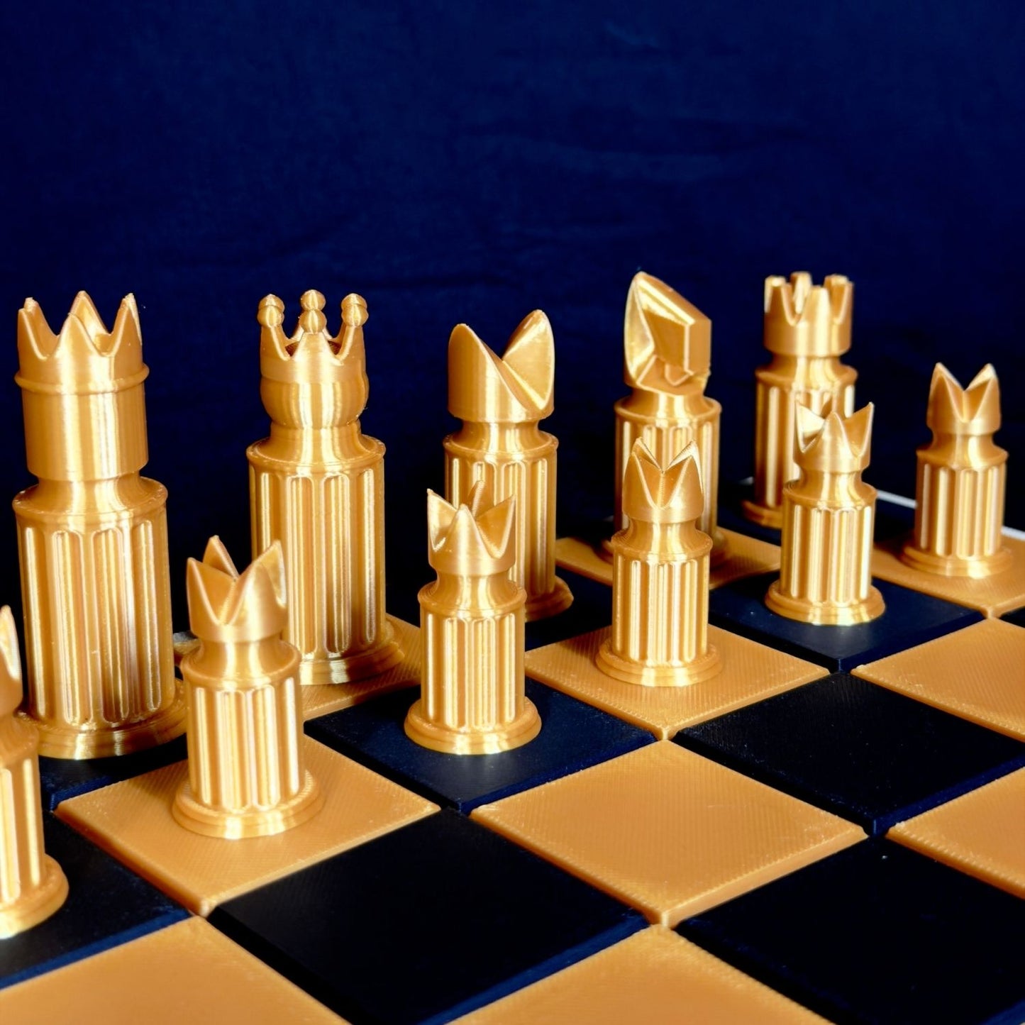 Pièces d’échecs design dorées aux lignes épurées – vue de côté