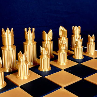 Pièces d’échecs design dorées aux lignes épurées – vue de côté