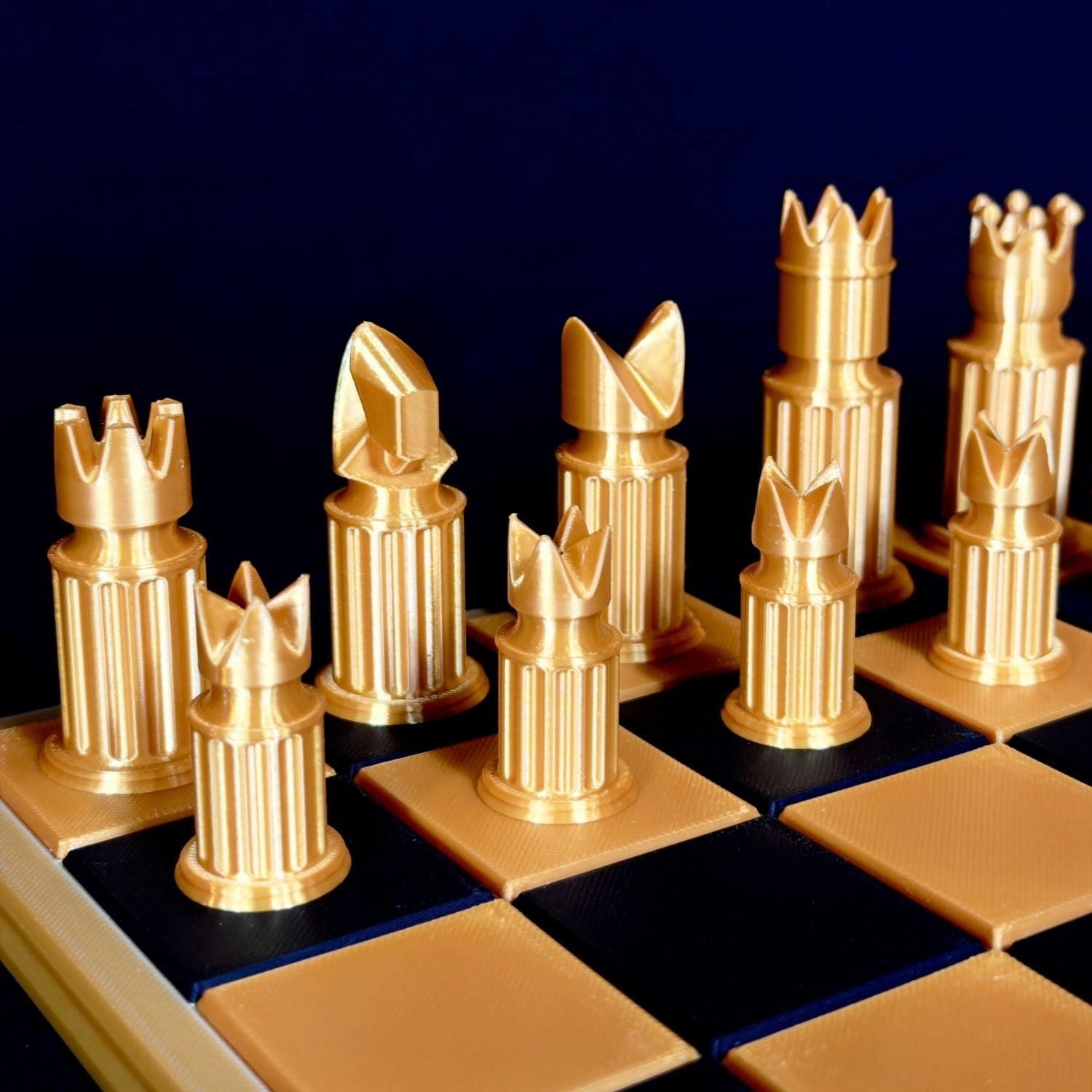 Jeu d’échecs moderne minimaliste doré au design architectural – vue de face