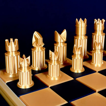 Jeu d’échecs moderne minimaliste doré au design architectural – vue de face